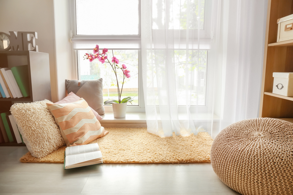 ベージュやオレンジを基調とした部屋